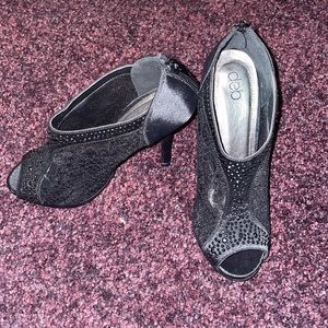 Black Lace Heels. NEVER WORN. Size 6.